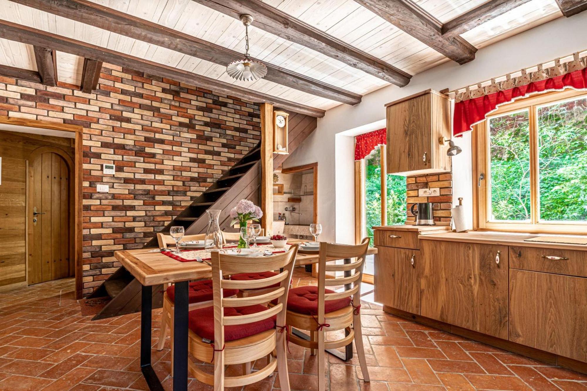 House By The Stream - Happy Rentals Avce Eksteriør billede