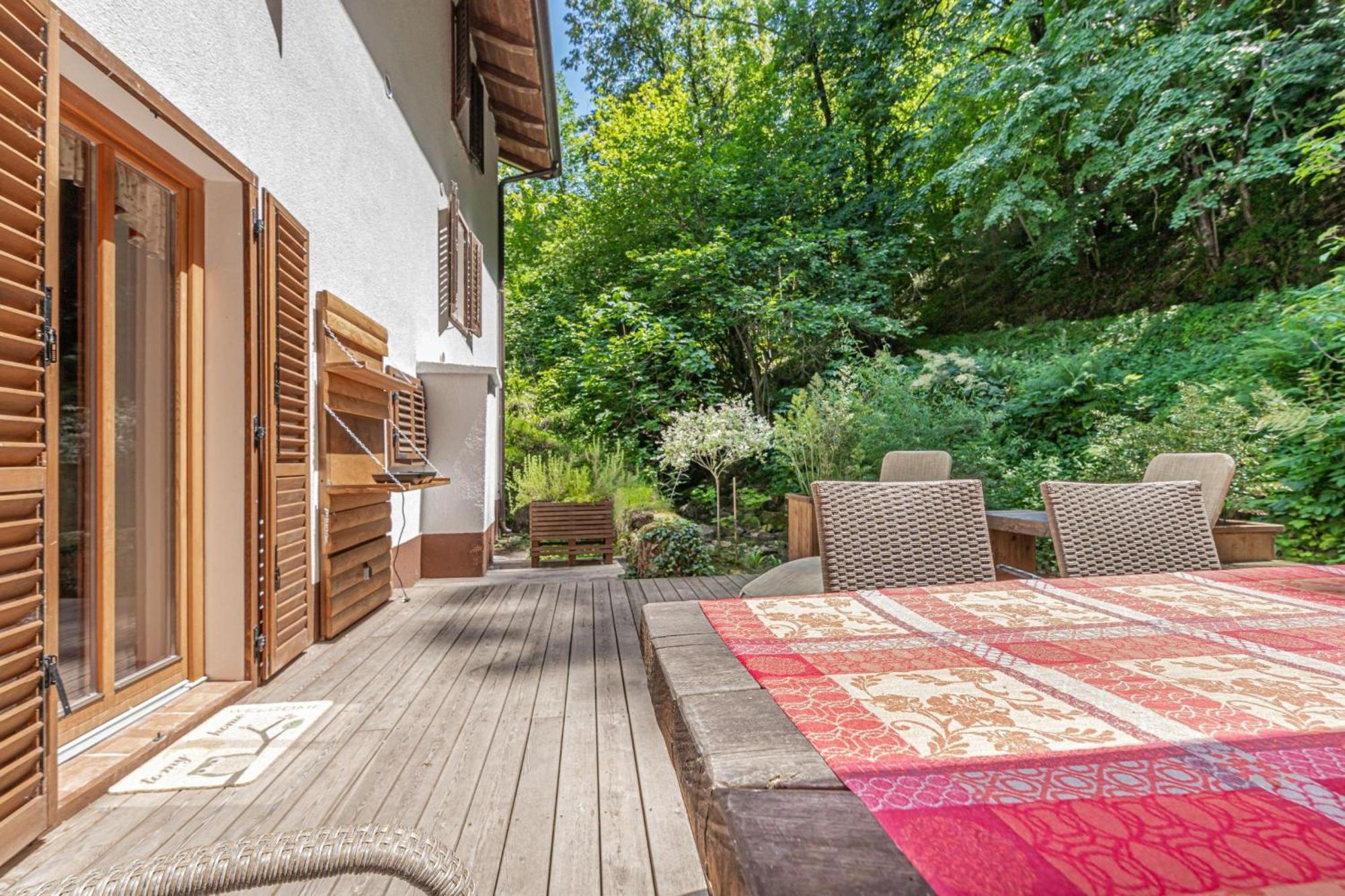 House By The Stream - Happy Rentals Avce Eksteriør billede