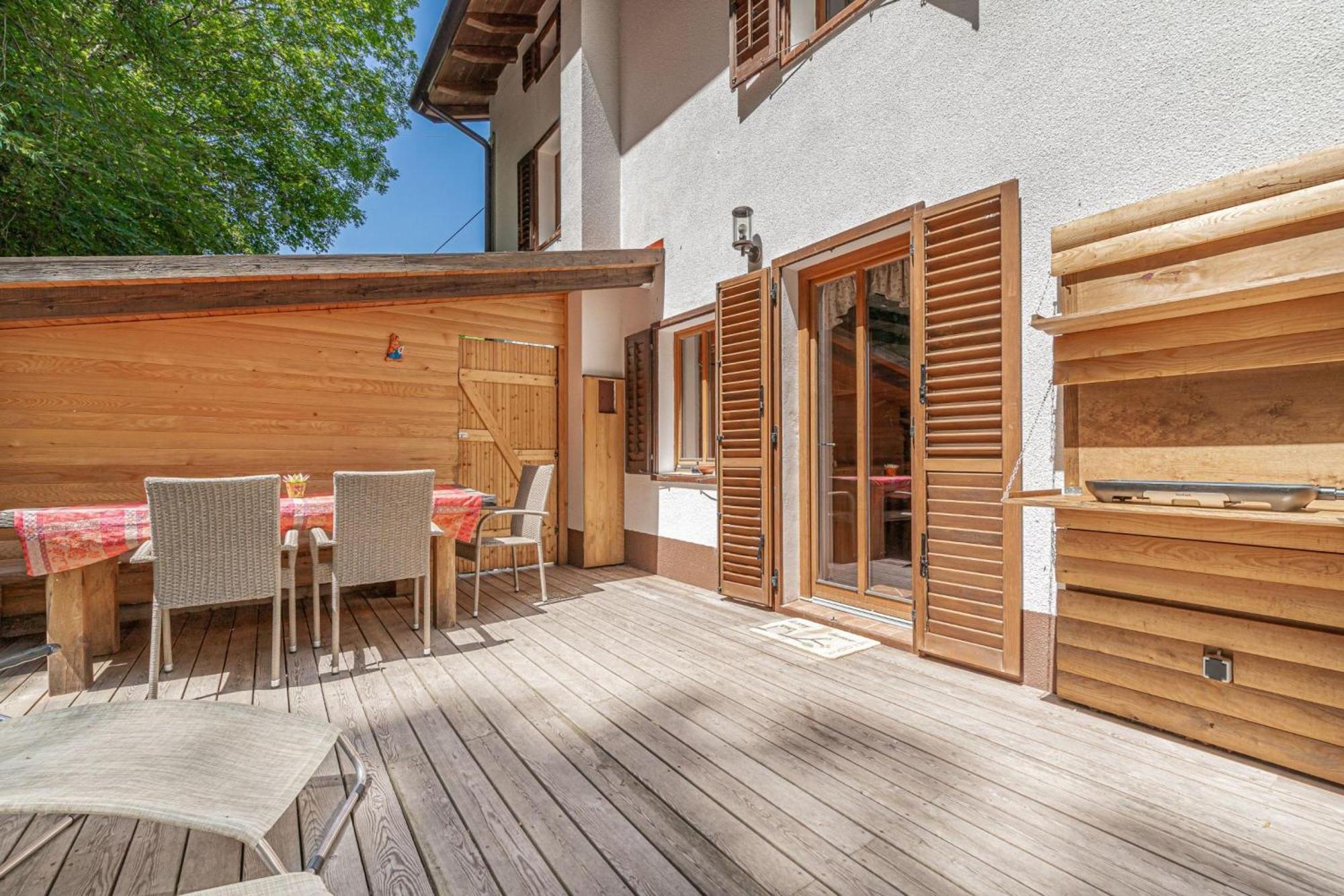 House By The Stream - Happy Rentals Avce Eksteriør billede